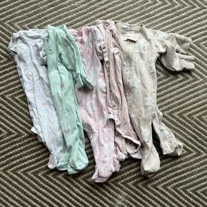 Bundle of baby gap 5 footed pajamas, 0-3 months